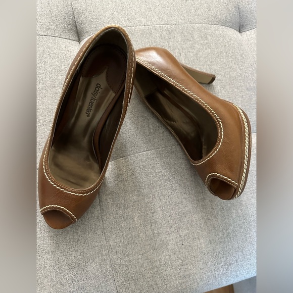 Daisy Fuentes Dress Shoes - Picture 4 of 5